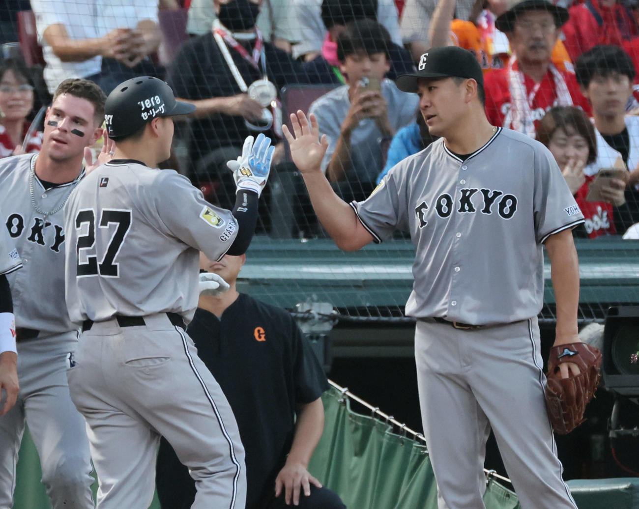広島対巨人　2回表巨人1死一塁、勝ち越しの2点本塁打を放った岸田を迎える田中将（撮影・加藤孝規）