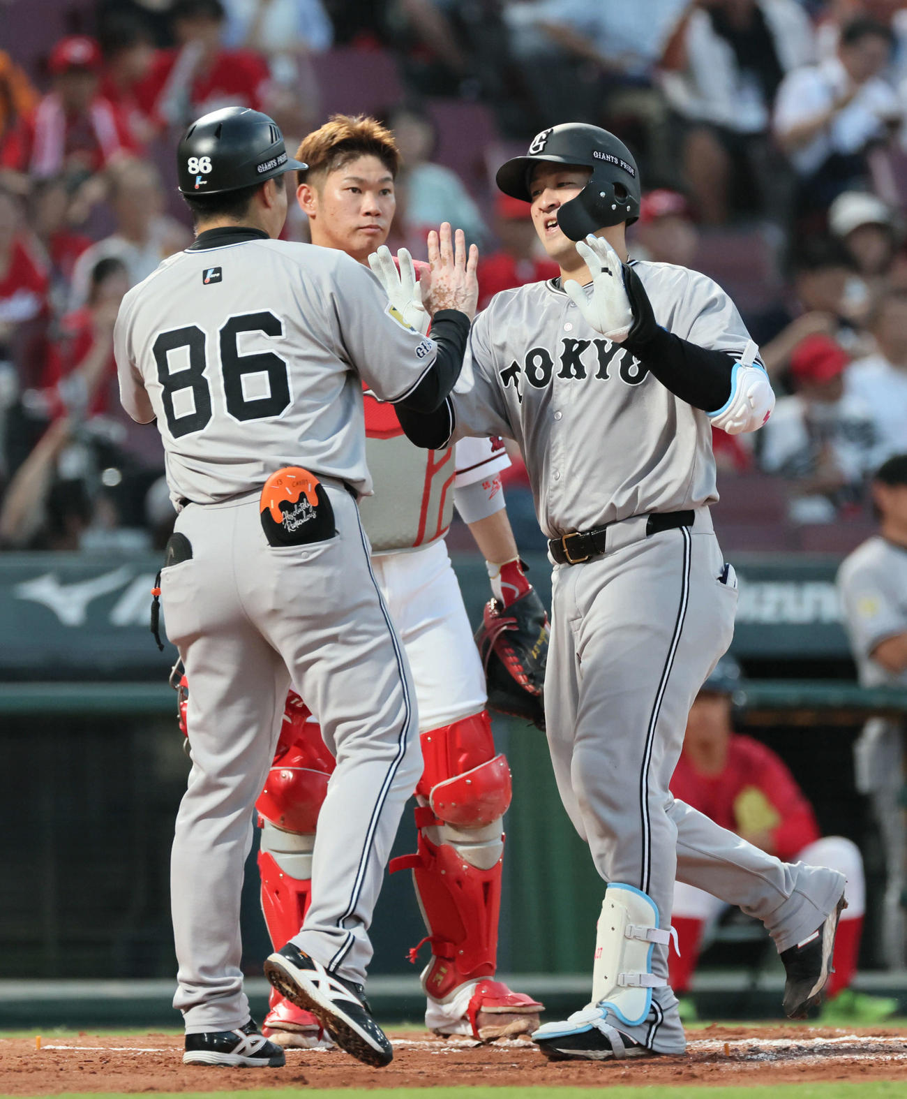 広島対巨人　2回表巨人1死一塁、勝ち越しの2点本塁打を放った岸田（撮影・加藤孝規）