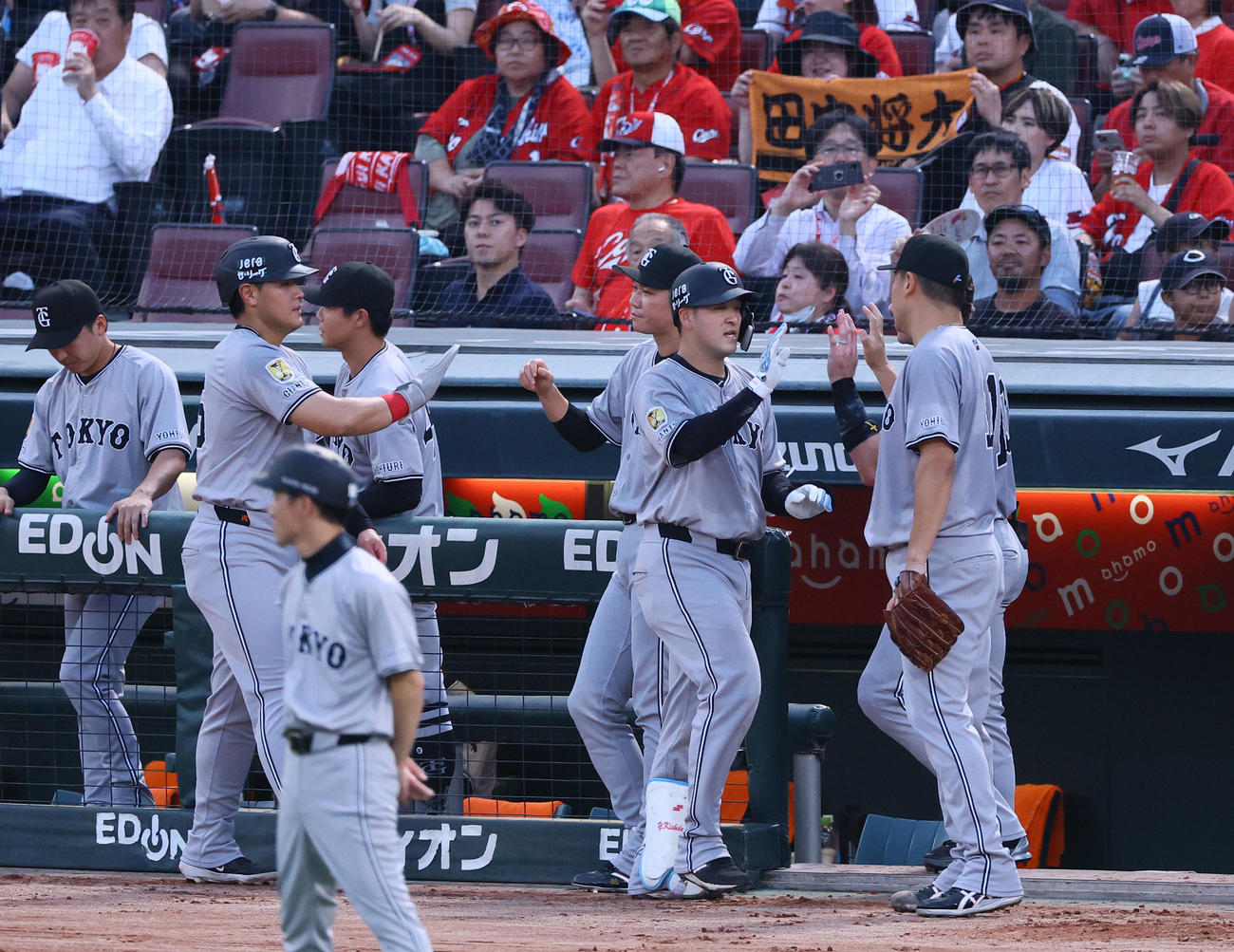 広島対巨人　2回表巨人1死一塁、岸田は左中間に2点本塁打を放ち、田中将（左端）らとタッチを交わす（撮影・藤尾明華）