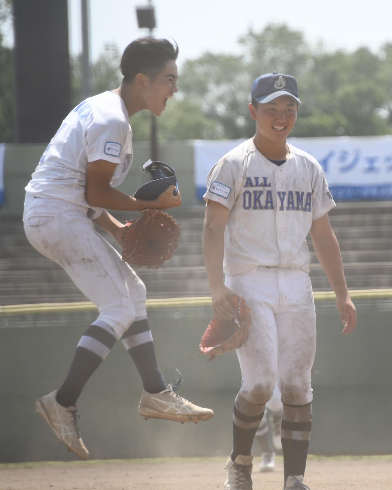 世田谷西を破った瞬間、オール岡山ヤングの井澤（右）は喜ぶナインに笑みを浮かべながら、ゆっくりマウンドを降りた（撮影・久我悟）