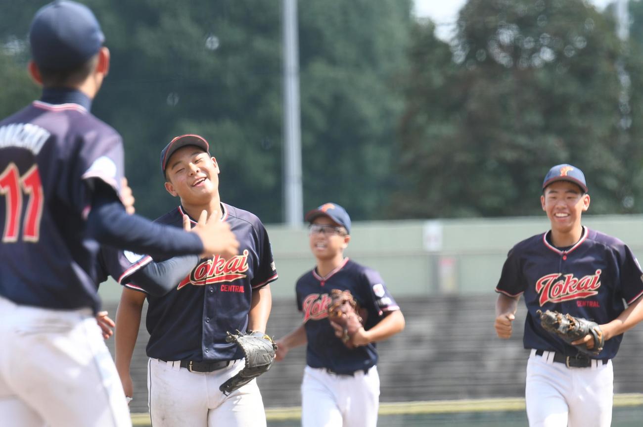 無死満塁のピンチを耐え抜き決勝進出を決めた東海中央ボーイズはほっとした表情（撮影・久我悟）