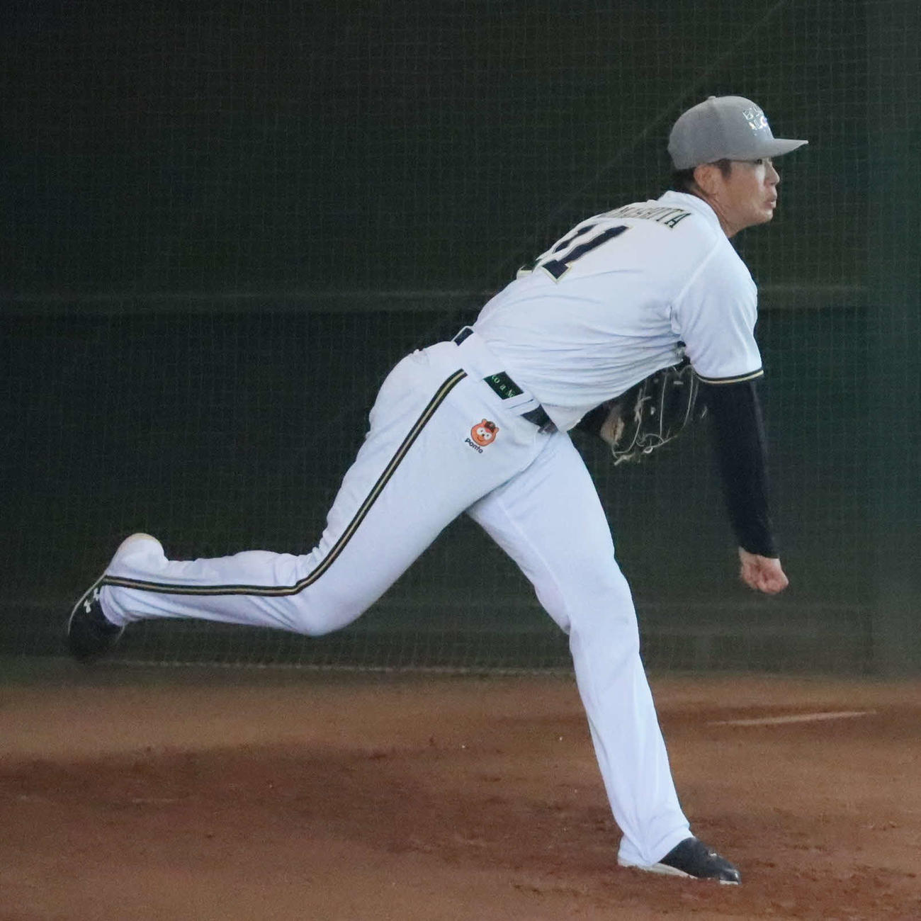 ブルペン投球を行うオリックス山下（撮影・村松万里子）