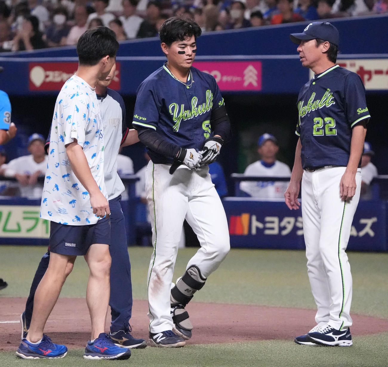 中日対ヤクルト　3回表ヤクルト2死一、二塁、北村（中央）は頭部に死球を受け交代する（撮影・森本幸一）