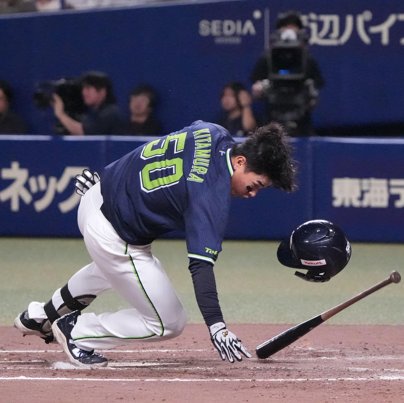 中日対ヤクルト　3回表ヤクルト2死一、二塁、頭部に死球を受ける北村（撮影・森本幸一）