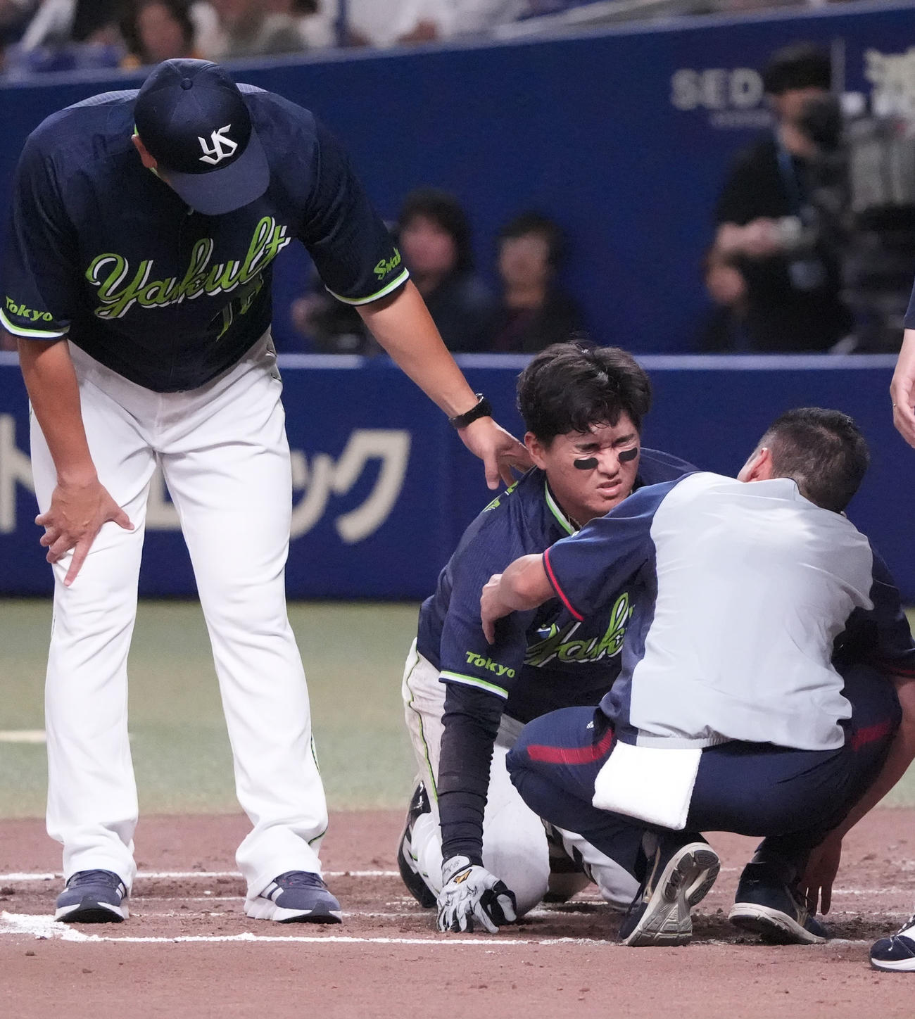 中日対ヤクルト　3回表ヤクルト2死一、二塁、北村（中央）は頭部に死球を受け交代する（撮影・森本幸一）