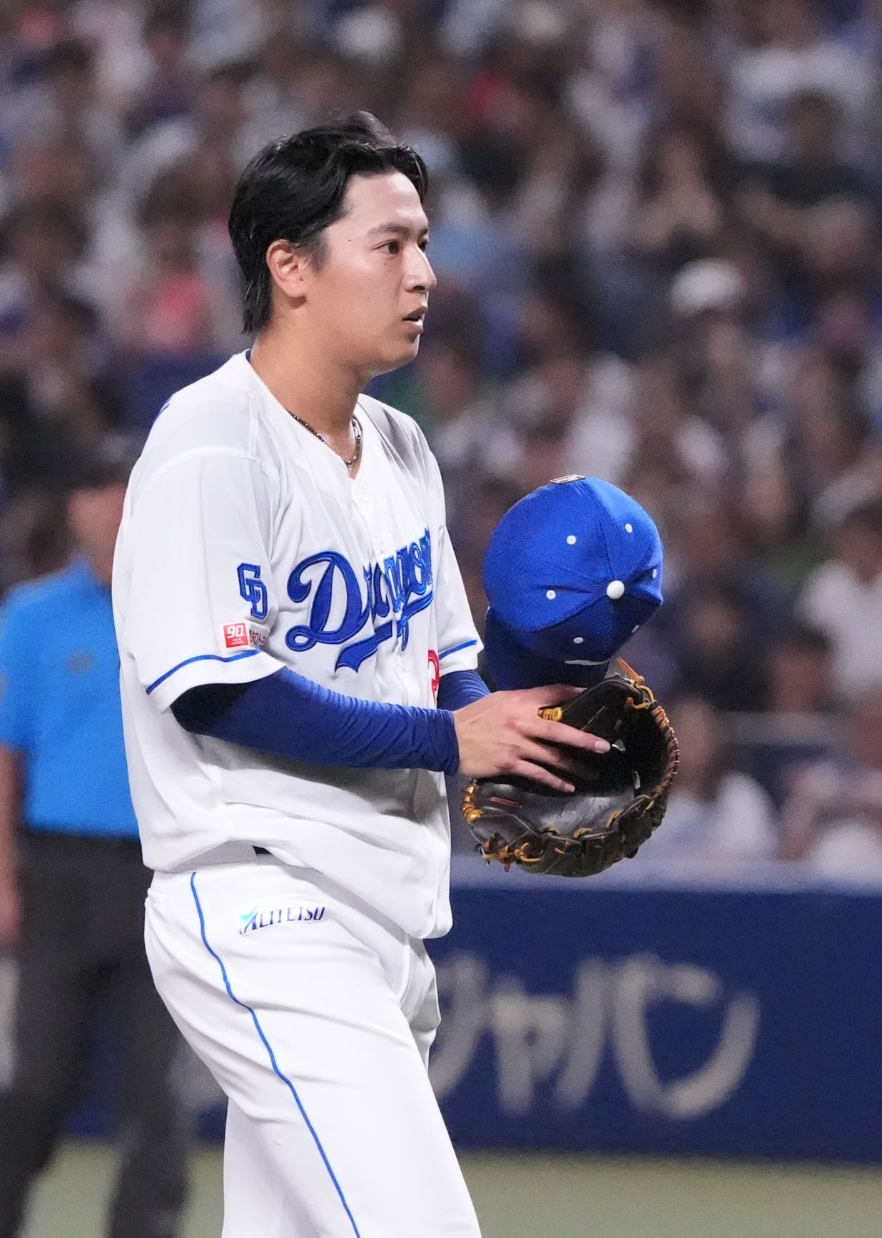 中日対ヤクルト　3回表ヤクルト2死一、二塁、北村への頭部死球で退場となる仲地（撮影・森本幸一）