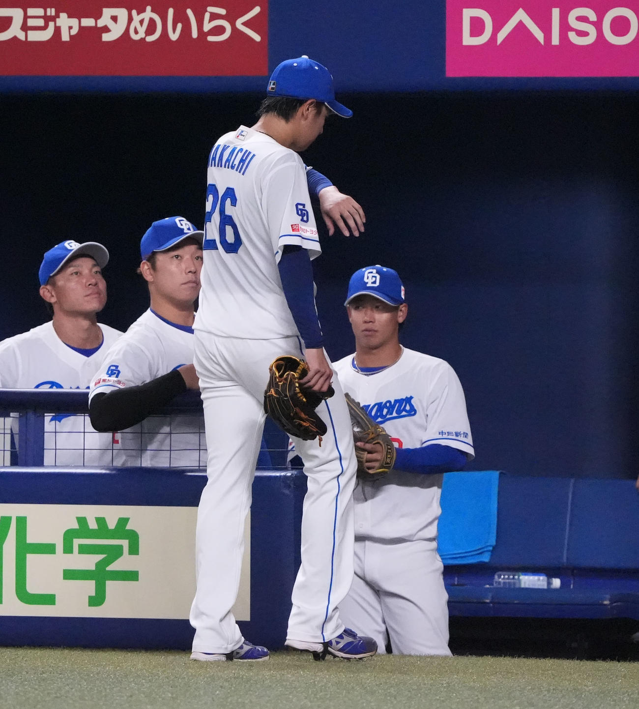 中日対ヤクルト　3回表ヤクルト2死一、二塁、北村への頭部死球で退場となる仲地（撮影・森本幸一）