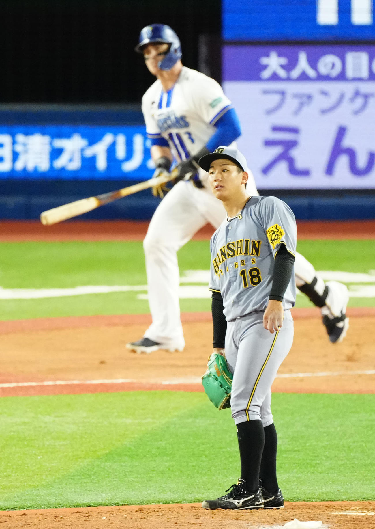 DeNA対阪神　4回裏DeNA無死、オースティン（後方）にソロ本塁打を浴びる伊原（撮影・江口和貴）