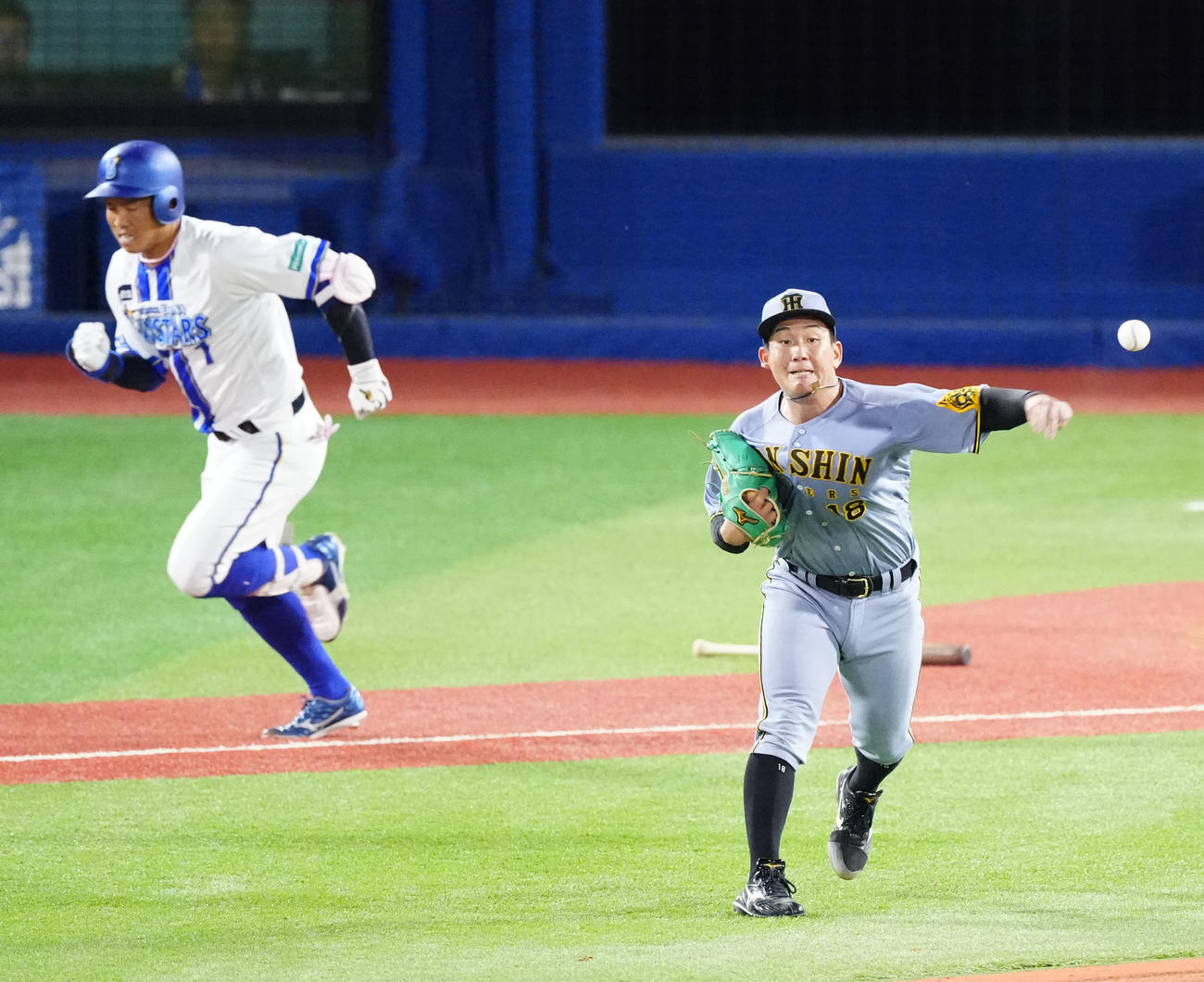 DeNA対阪神　5回裏DeNA無死一塁、桑原の送りバントを処理し二塁へ送球する伊原（撮影・江口和貴）