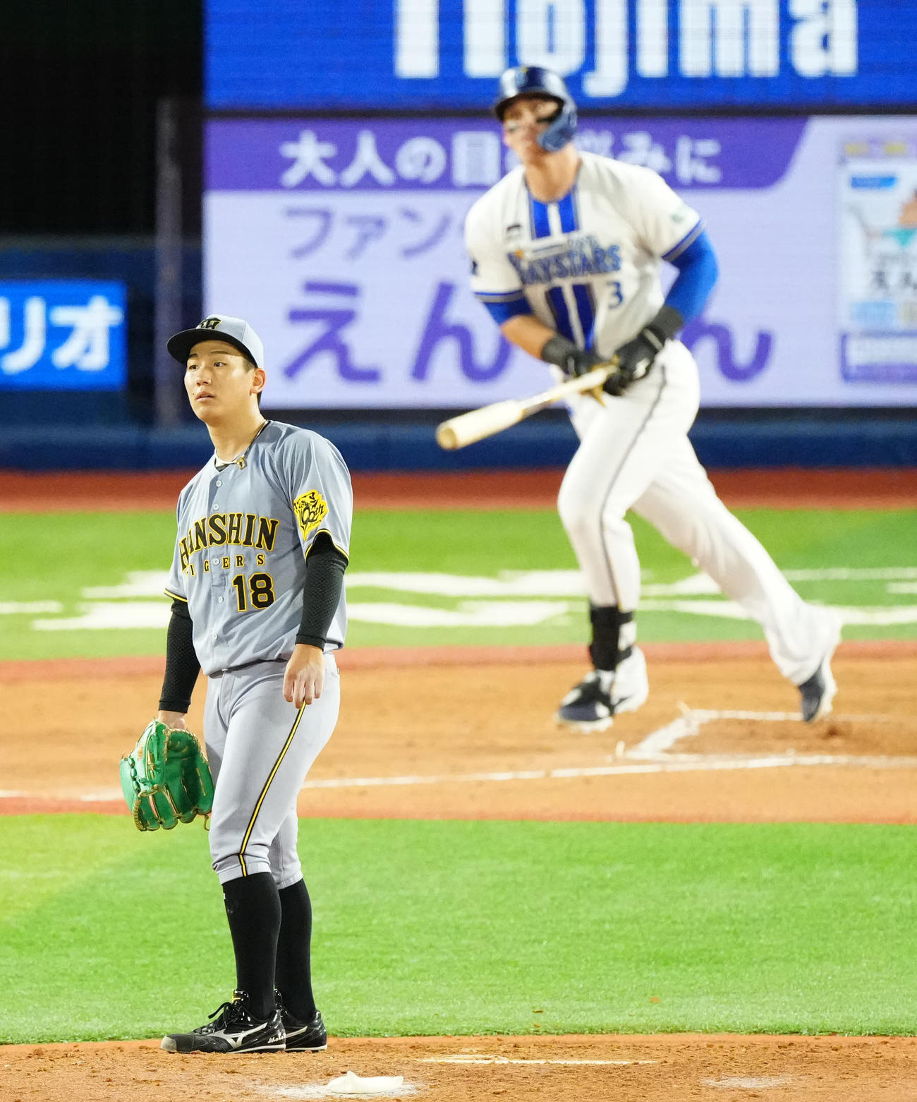 DeNA対阪神　4回裏DeNA無死、オースティン（後方）にソロ本塁打を浴びる伊原（撮影・江口和貴）