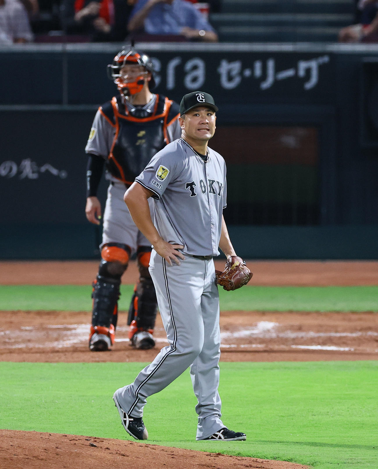 広島対巨人　2回裏広島1死満塁、中村奨の遊ゴロを泉口が適時失策し、厳しい表情を見せる田中将（撮影・藤尾明華）