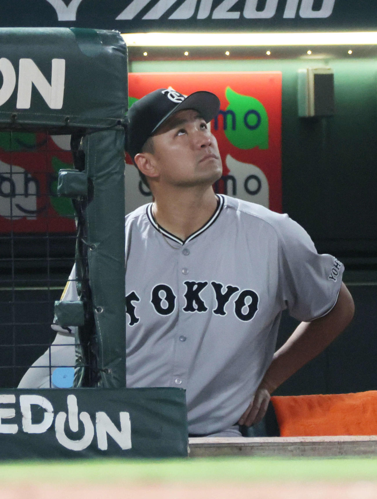 広島対巨人　5回裏広島、ベンチから試合を見守る田中将（撮影・加藤孝規）