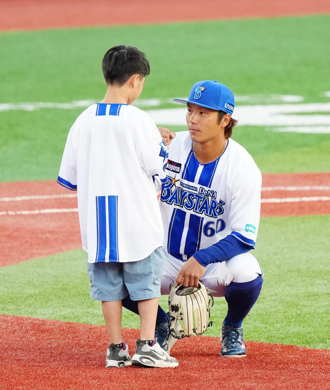 
DeNA対阪神　1回表開始前、ユニホームにサインしたDeNA二塁手の知野（右）（撮影・江口和貴）