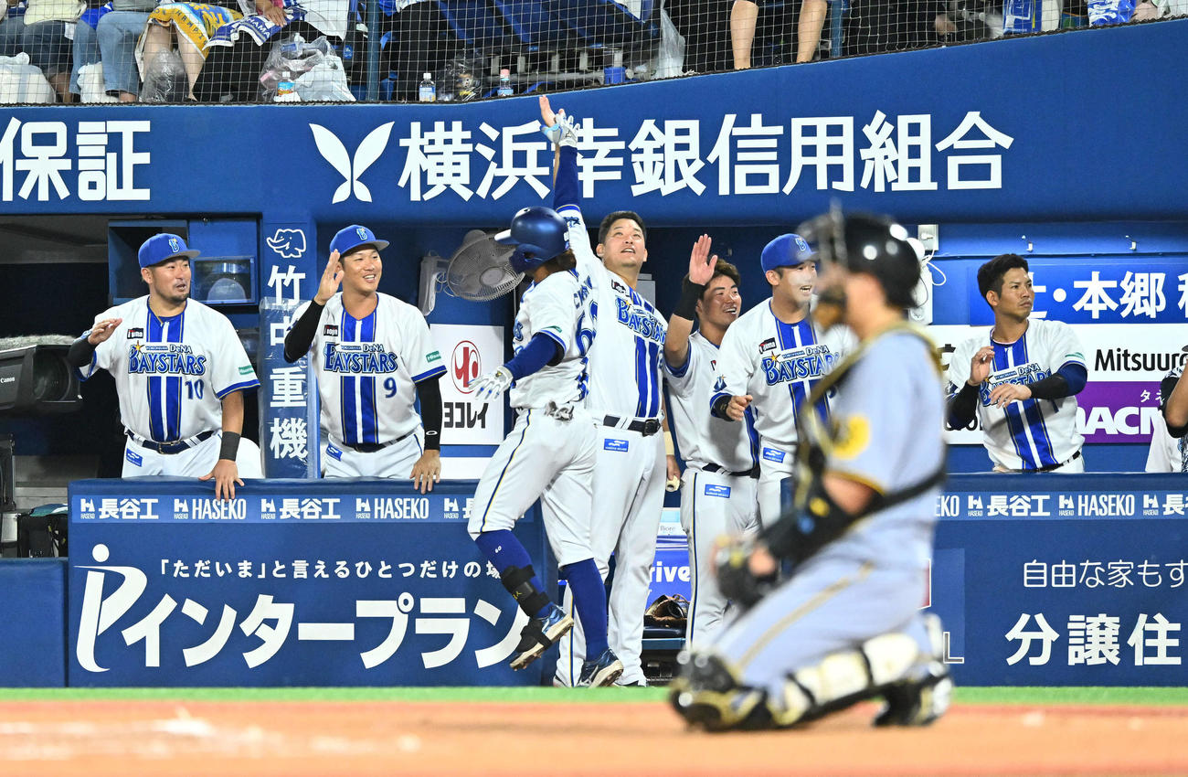 DeNA対阪神　6回裏DeNA1死一塁、2点本塁打を放った知野（左から3人目）は生還し筒香とタッチを交わす（撮影・滝沢徹郎）
