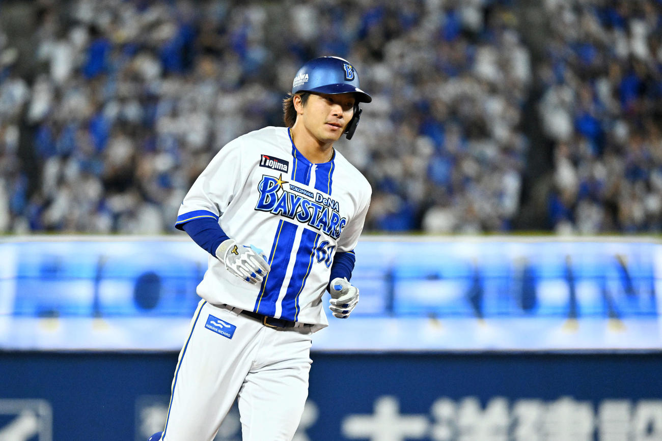 DeNA対阪神　6回裏DeNA1死一塁、2点本塁打を放った知野はダイヤモンドを1周する（撮影・滝沢徹郎）