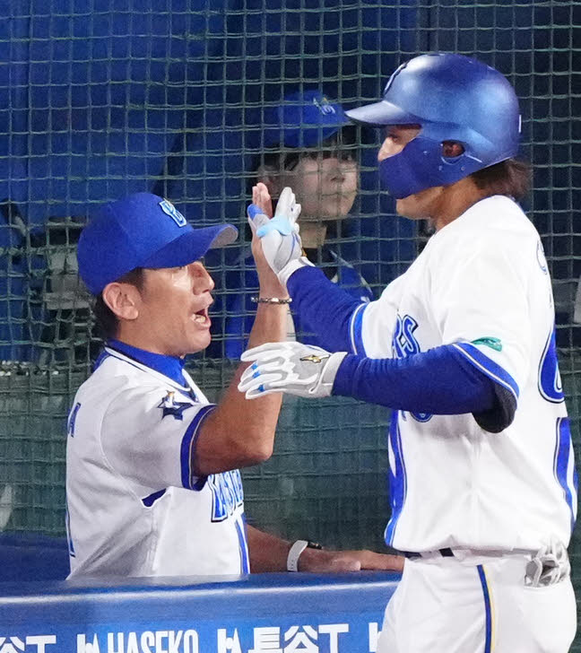 DeNA対阪神　6回裏DeNA1死一塁、2点本塁打を放った知野（右）とタッチを交わす三浦監督（撮影・江口和貴）