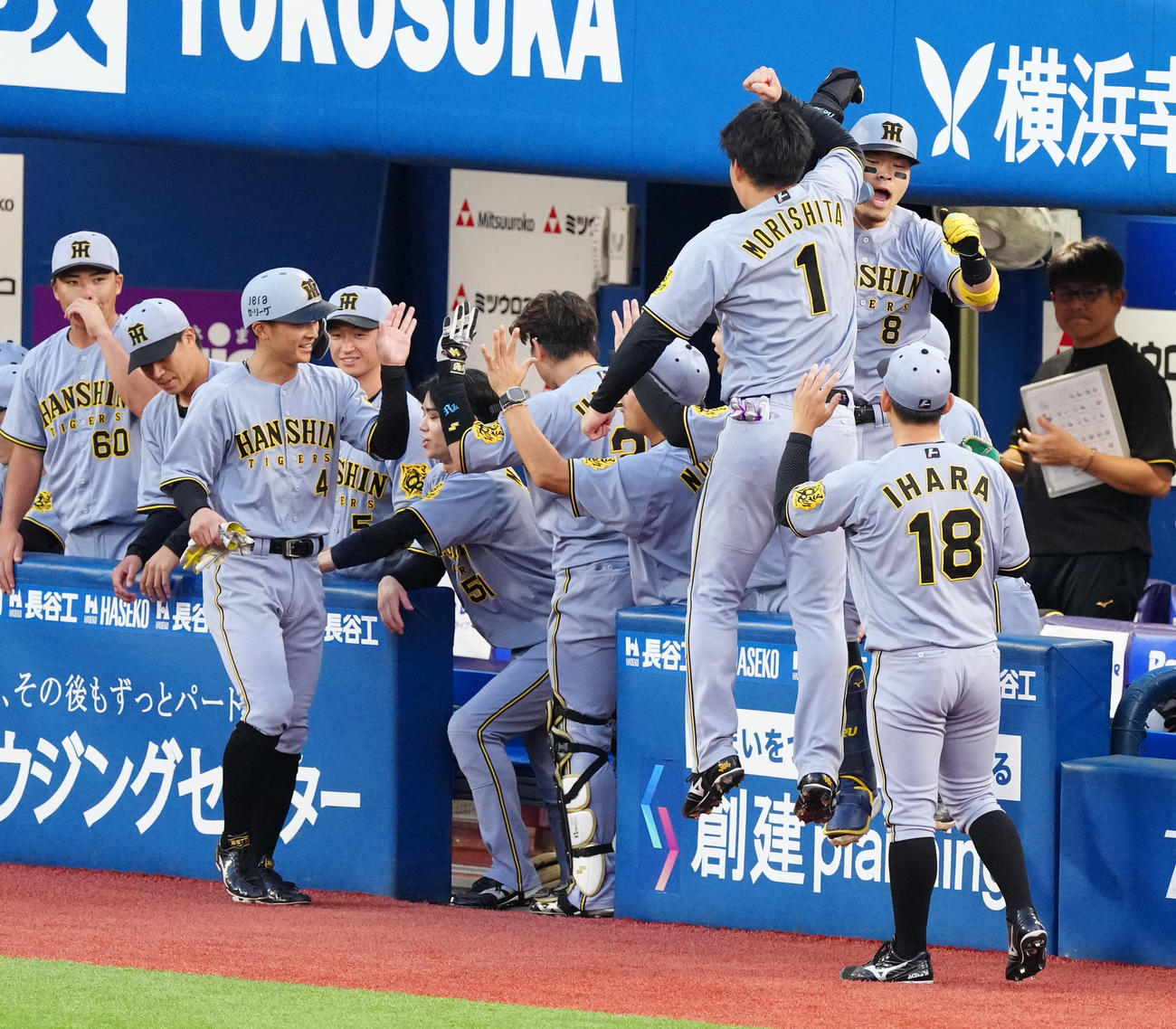 DeNA対阪神　1回表阪神2死二塁、先制2点本塁打を放ち、森下（右から3人目）とタッチを交わす佐藤輝（撮影・江口和貴）