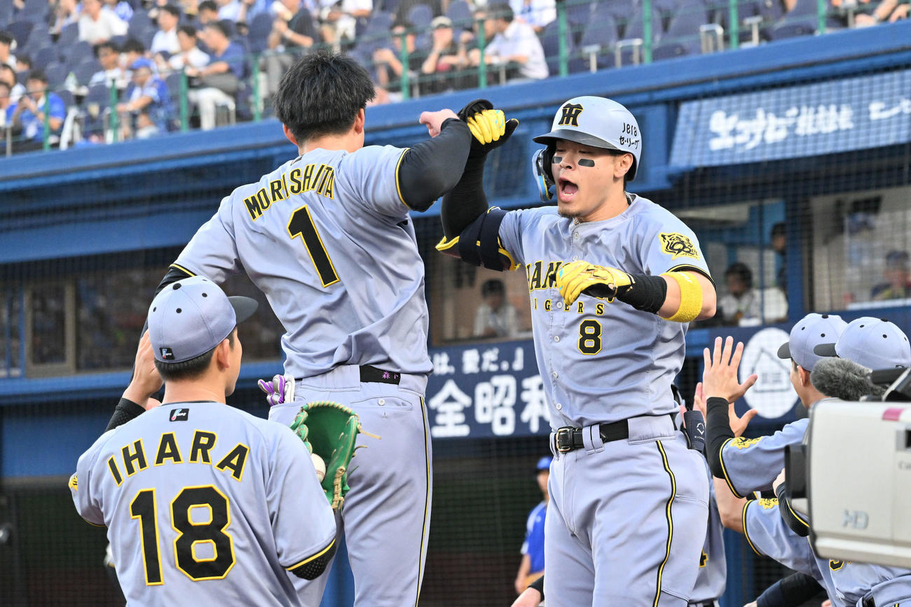 DeNA対阪神　1回表阪神2死二塁、先制2点本塁打を放った佐藤輝（右）は生還し森下とタッチを交わす（撮影・滝沢徹郎）