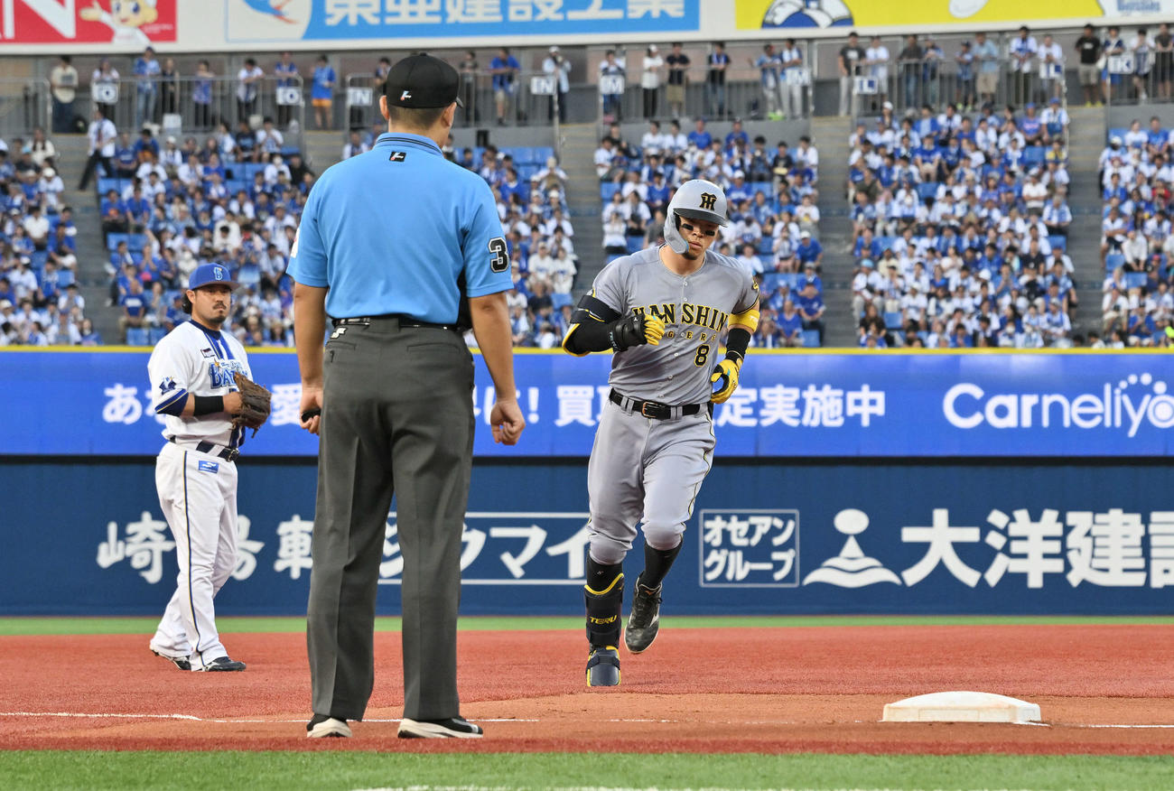 DeNA対阪神　1回表阪神2死二塁、先制2点本塁打を放った佐藤輝（右）はダイヤモンドを1周する（撮影・滝沢徹郎）