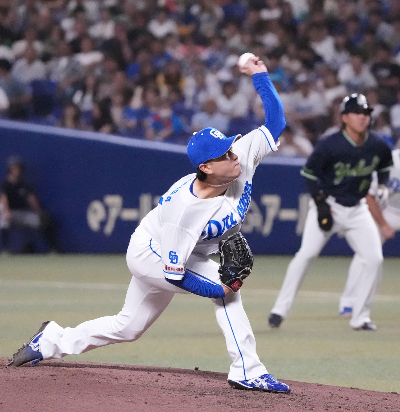 中日対ヤクルト　3回表ヤクルト2死満塁、中日2番手で登板する吉田（撮影・森本幸一）