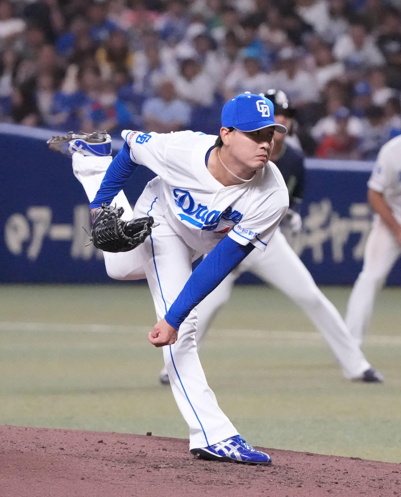中日対ヤクルト　3回表ヤクルト2死満塁、中日2番手で登板する吉田（撮影・森本幸一）