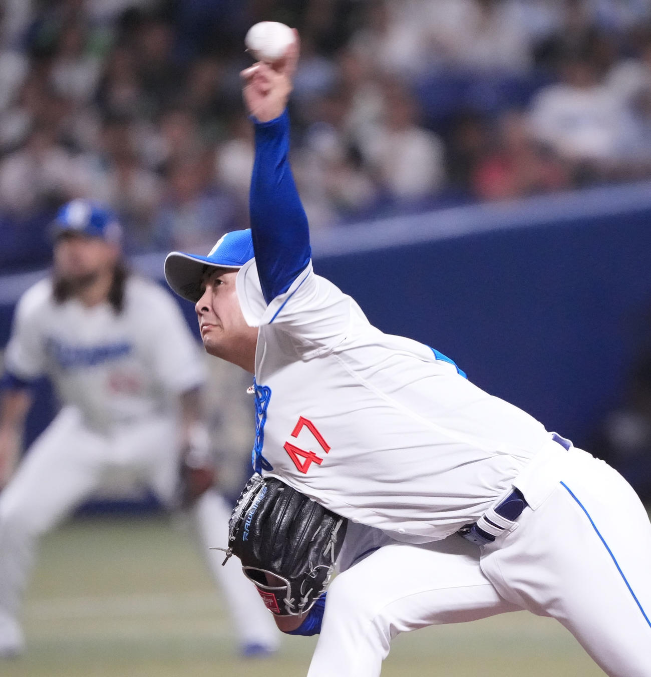 中日対ヤクルト　4回表、力投する中日2番手で登板の吉田（撮影・森本幸一）