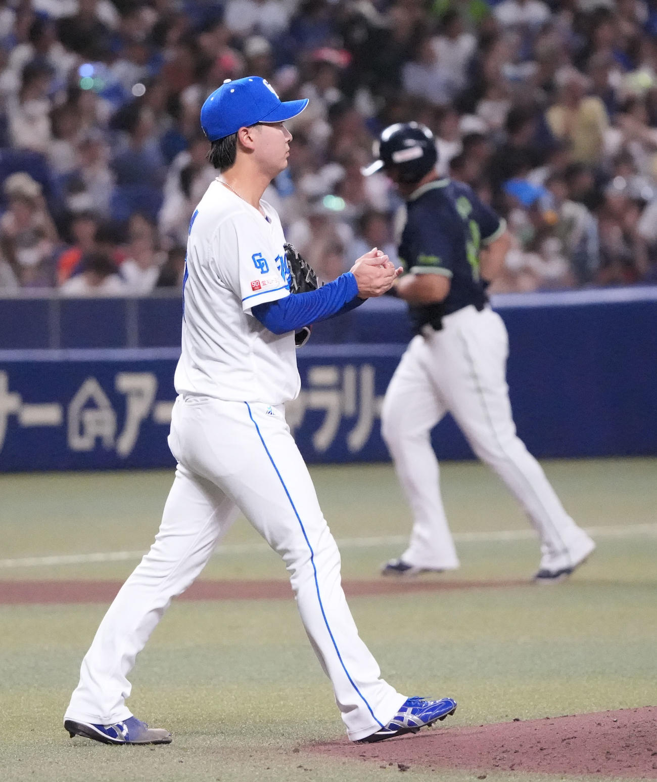 中日対ヤクルト　6回表ヤクルト無死、吉田（左）はオスナに左越え本塁打を打たれる（撮影・森本幸一）