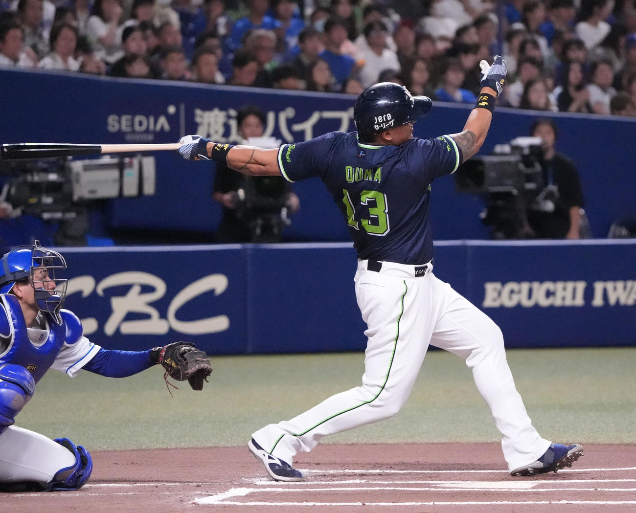 中日対ヤクルト　6回表ヤクルト無死、左越え本塁打を放つオスナ（撮影・森本幸一）