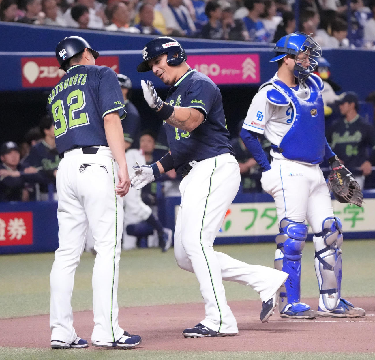 中日対ヤクルト　6回表ヤクルト無死、オスナ（中央）は左越え本塁打を放ち生還する（撮影・森本幸一）