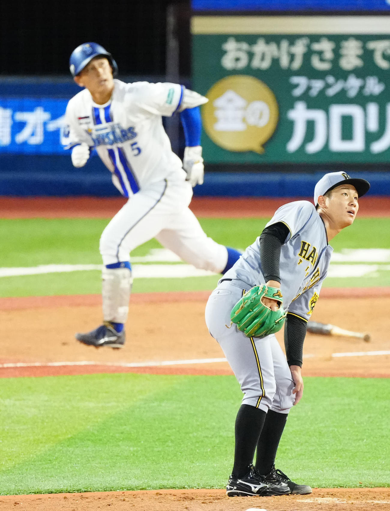 DeNA対阪神　2回裏DeNA無死二塁、松尾（後方）に2点本塁打を浴びる伊原（撮影・江口和貴）