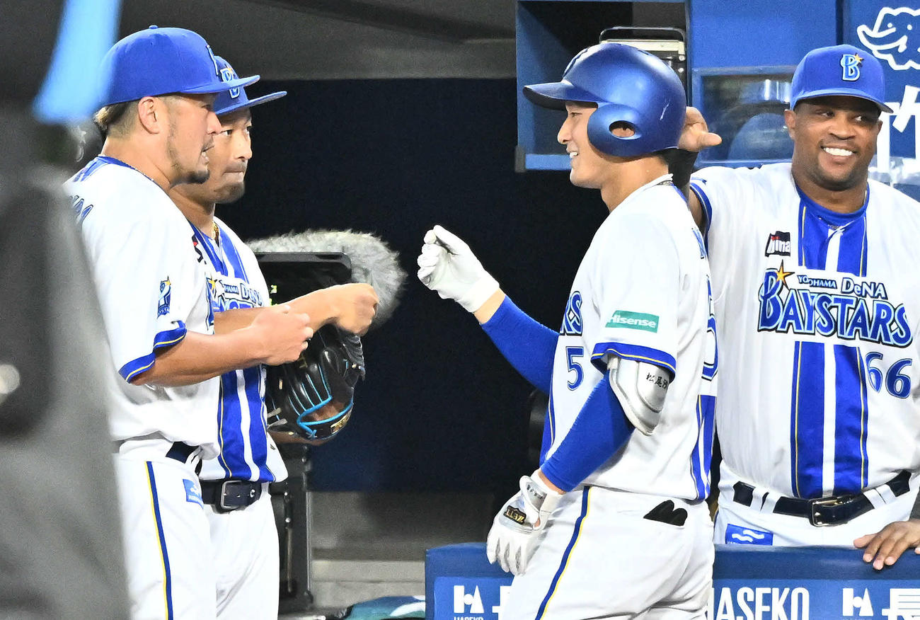 DeNA対阪神　2回裏DeNA無死二塁、2点本塁打を放った松尾（左から3人目）を迎える森唯（同2人目）（撮影・滝沢徹郎）