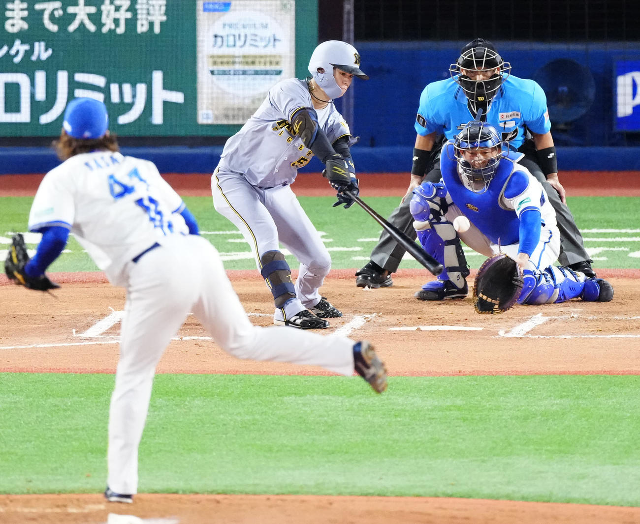 DeNA対阪神　6回表阪神無死、中前打を放つ中野。投手佐々木（撮影・江口和貴）