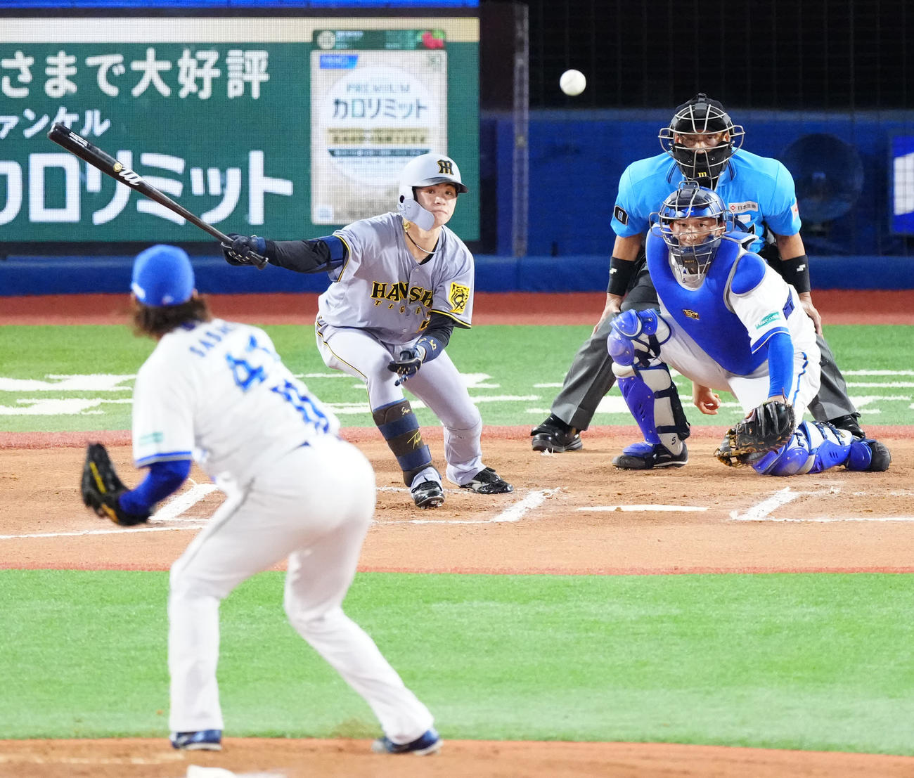 DeNA対阪神　6回表阪神無死、中前打を放つ中野。投手佐々木（撮影・江口和貴）