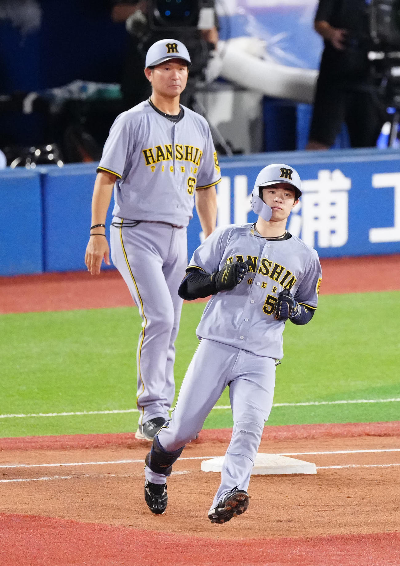 DeNA対阪神　6回表阪神無死、中前打を放った中野拓夢（右）（撮影・江口和貴）