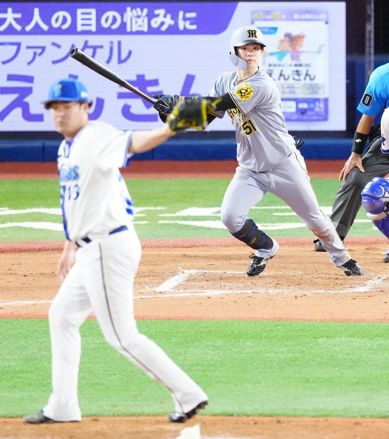 DeNA対阪神　8回表阪神1死、中前打を放つ中野。投手伊勢（撮影・江口和貴）