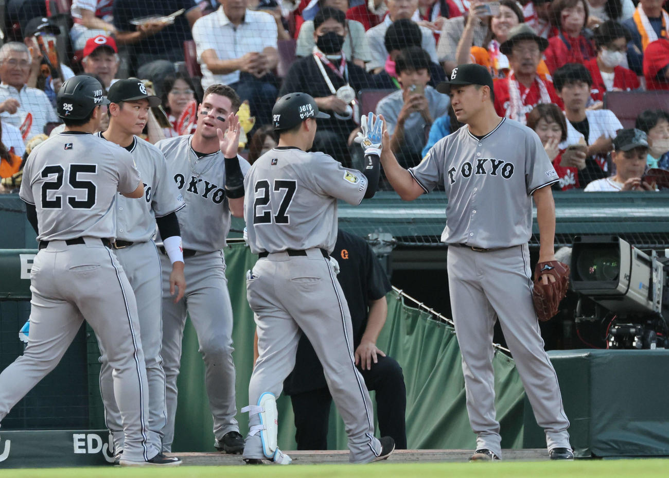 広島対巨人　2回表巨人1死一塁、勝ち越しの2点本塁打を放った岸田を迎える田中将（撮影・加藤孝規）