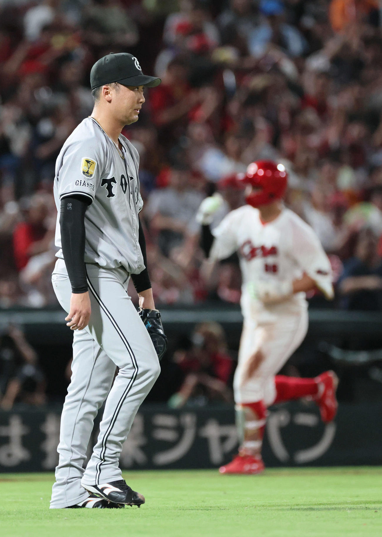 広島対巨人　7回裏広島2死一塁、中村奨に左越え2点本塁打を浴びた船迫（撮影・加藤孝規）