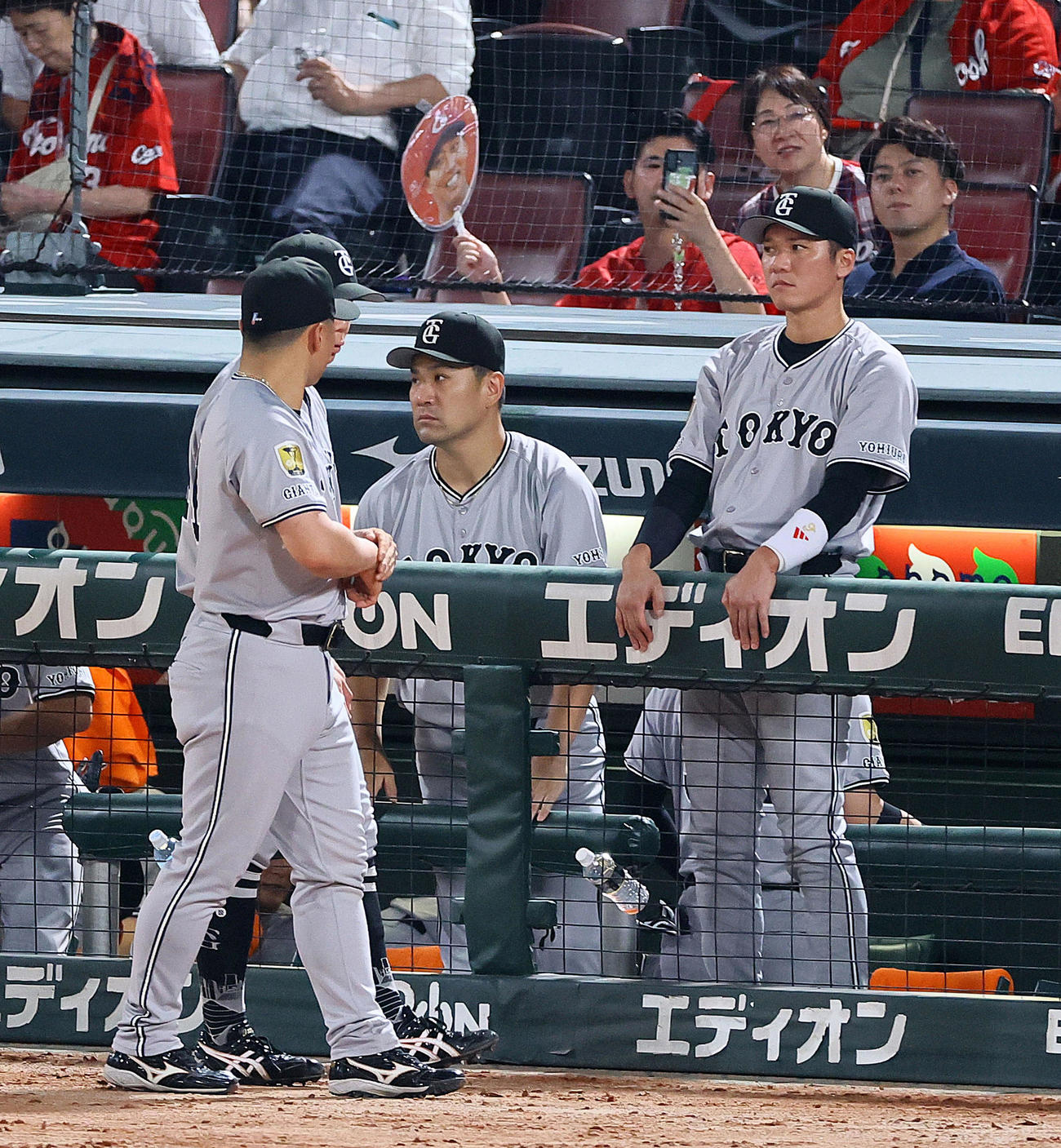 広島対巨人　7回、ベンチからナインを見つめる巨人田中将と坂本（右）（撮影・藤尾明華）