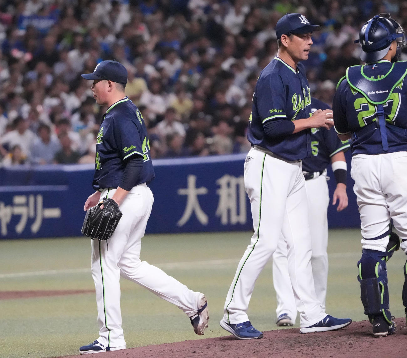 中日対ヤクルト　7回裏中日2死満塁、大西（左）はマウンドを降りる（撮影・森本幸一）