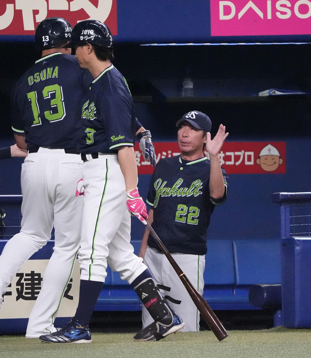 中日対ヤクルト　6回表ヤクルト無死、高津監督（右）は本塁打を放ったオスナを迎える（撮影・森本幸一）