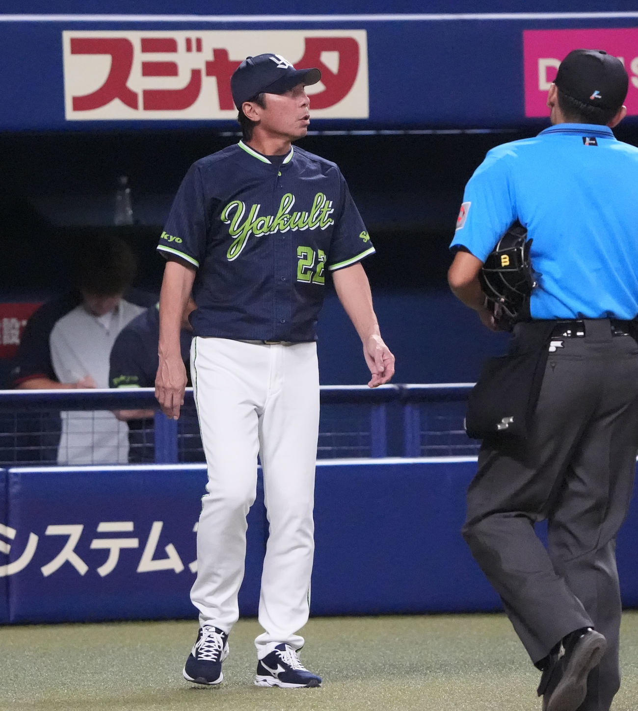 中日対ヤクルト　8回表終了、選手交代を告げる高津監督（撮影・森本幸一）