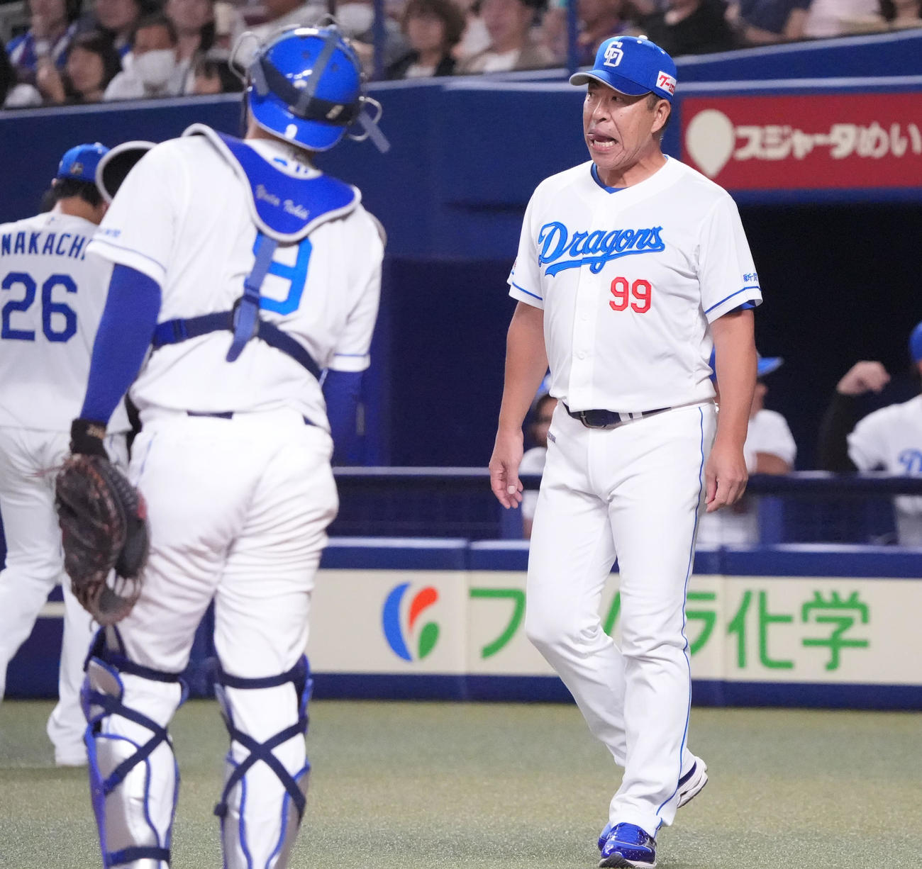 中日対ヤクルト　3回表ヤクルト2死一、二塁、井上監督（右）は投手交代を告げる（撮影・森本幸一）