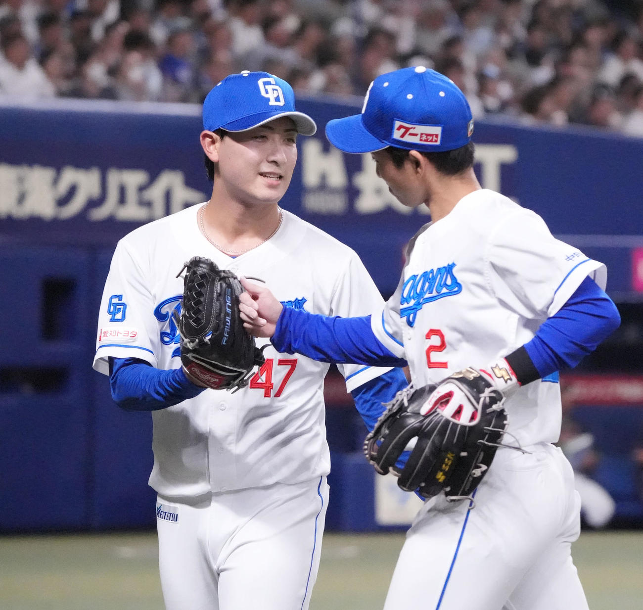 中日対ヤクルト　5回表終了、好守を見せた田中（右）とタッチを交わしベンチへ戻る吉田（撮影・森本幸一）