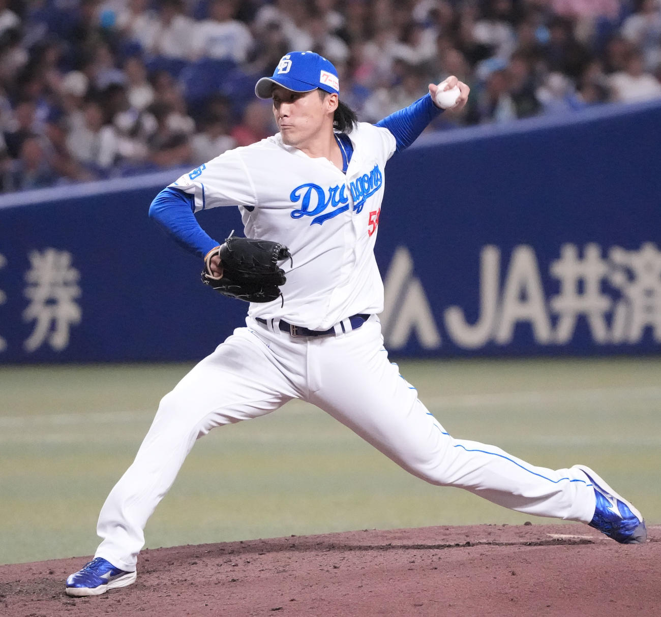 中日対ヤクルト　7回表、中日3番手で登板する斎藤（撮影・森本幸一）