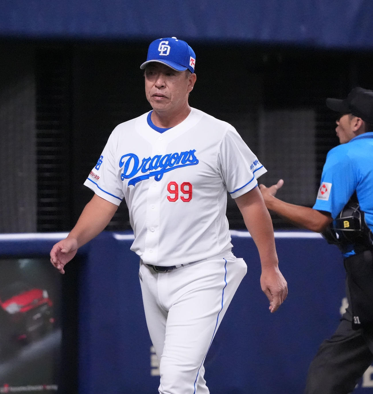 中日対ヤクルト　6回終了、選手交代を告げる井上監督（撮影・森本幸一）