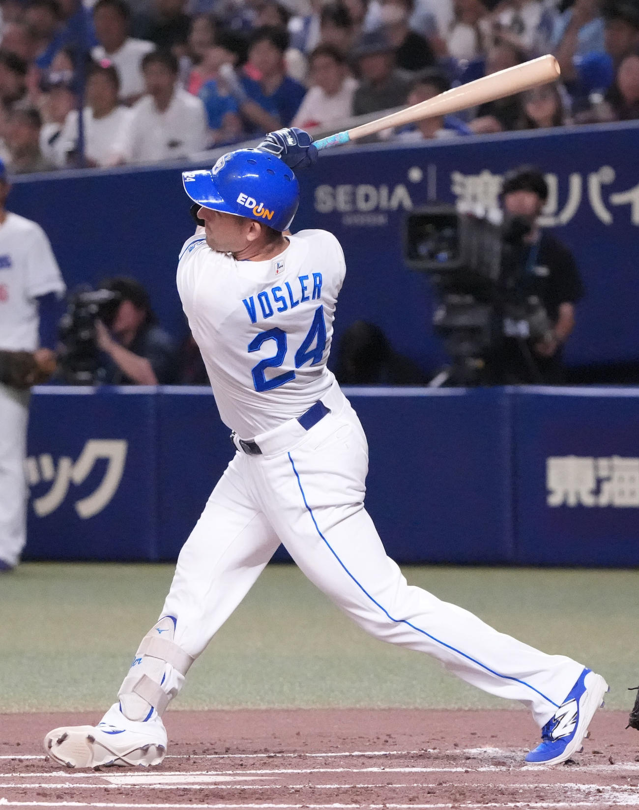 中日対ヤクルト　1回裏中日1死一、三塁、中前適時打を放つボスラー（撮影・森本幸一）