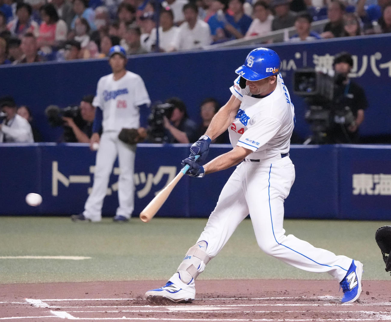 中日対ヤクルト　1回裏中日1死一、三塁、中前適時打を放つボスラー（撮影・森本幸一）