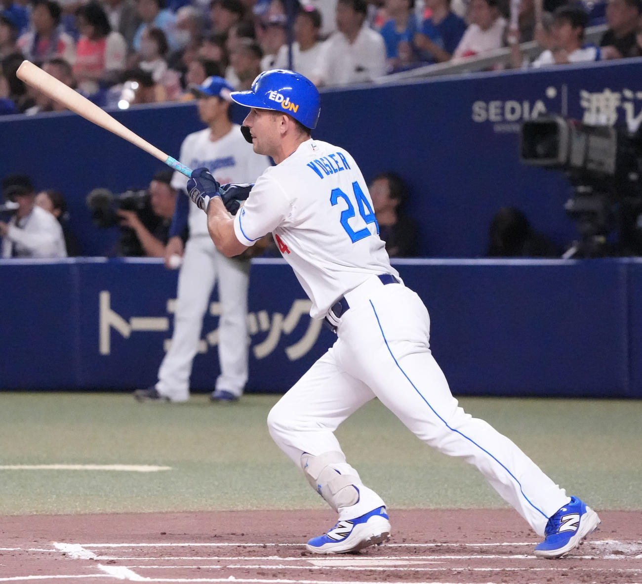 中日対ヤクルト　1回裏中日1死一、三塁、中前適時打を放つボスラー（撮影・森本幸一）