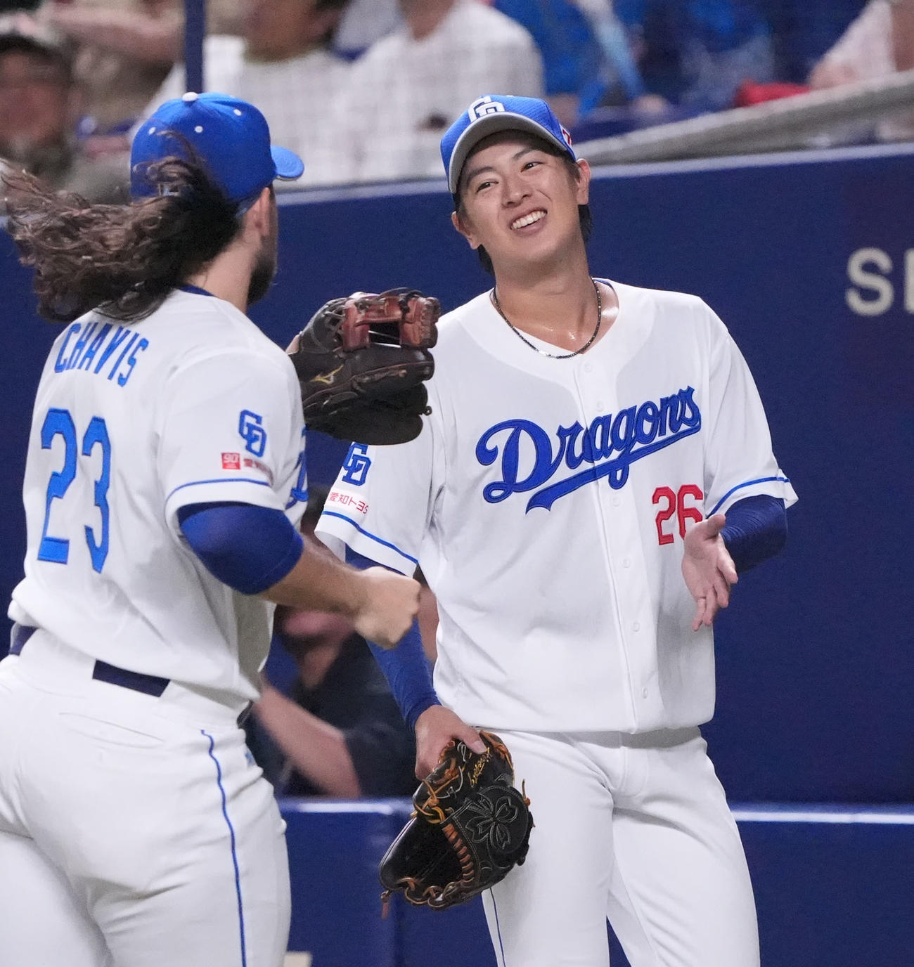 中日対ヤクルト　2回表終了、仲地（右）はピンチをしのぎ明るい表情でベンチへ戻る（撮影・森本幸一）