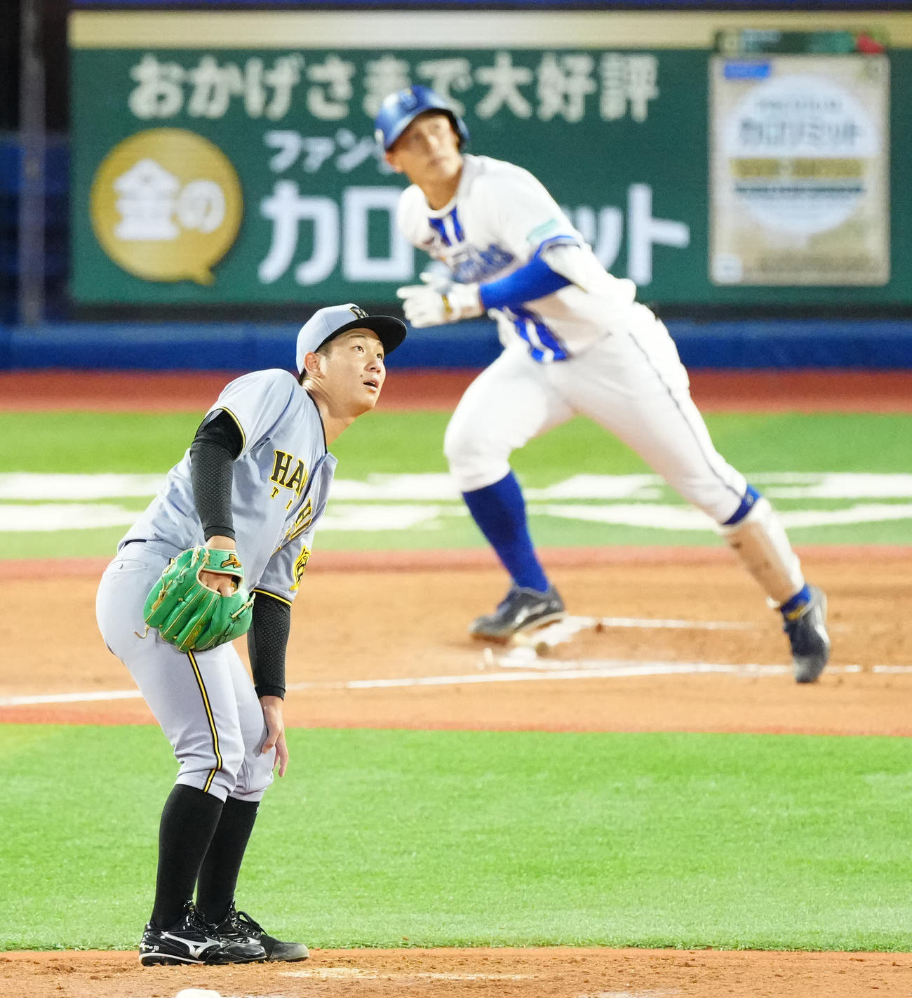 DeNA対阪神　2回裏DeNA無死二塁、松尾（後方）に2点本塁打を浴びる伊原（撮影・江口和貴）